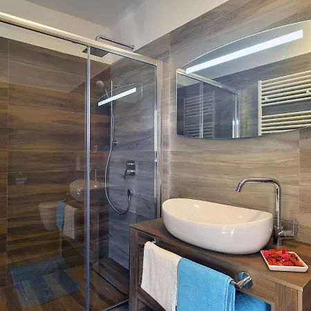 Comfortable House With Private Pool Liznjan