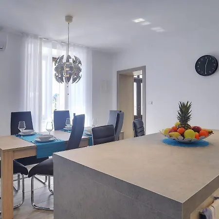 Comfortable House With Private Pool Liznjan