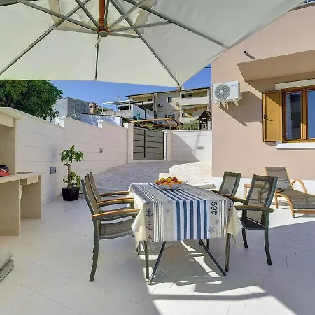 Comfortable House With Private Pool * Liznjan